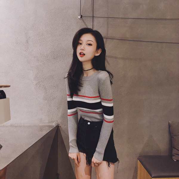 Női alkalmi blúz ovális nyakkivágással és hosszú ujjú fehér, szürke és fekete színben