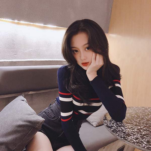 Női alkalmi blúz ovális nyakkivágással és hosszú ujjú fehér, szürke és fekete színben