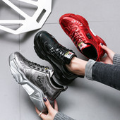 Női tornacipő magas durva talppal, szürke, fekete és piros színben