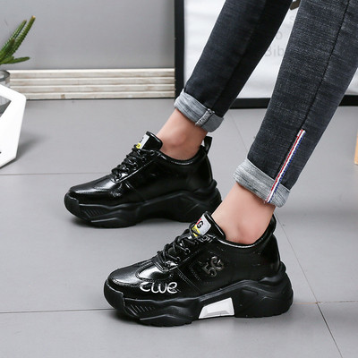 Női tornacipő magas durva talppal, szürke, fekete és piros színben