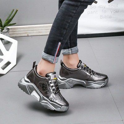 Női tornacipő magas durva talppal, szürke, fekete és piros színben