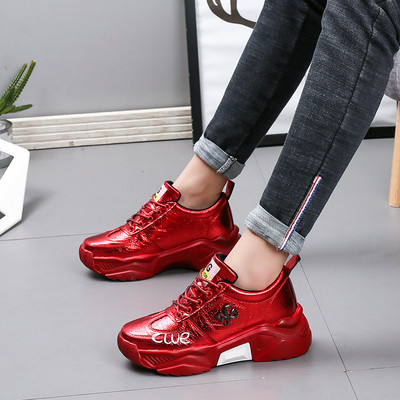 Női tornacipő magas durva talppal, szürke, fekete és piros színben