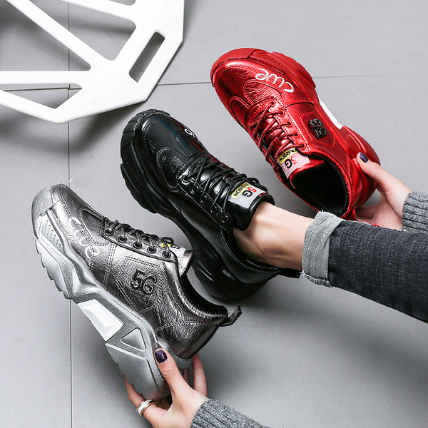 Női tornacipő magas durva talppal, szürke, fekete és piros színben