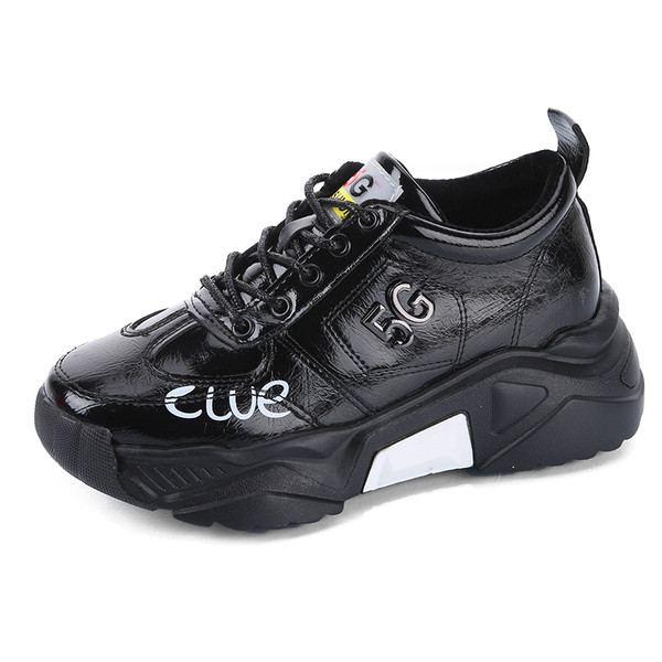 Női tornacipő magas durva talppal, szürke, fekete és piros színben