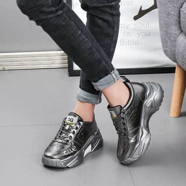 Női tornacipő magas durva talppal, szürke, fekete és piros színben