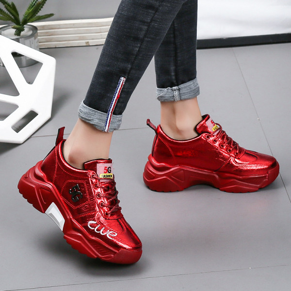 Női tornacipő magas durva talppal, szürke, fekete és piros színben