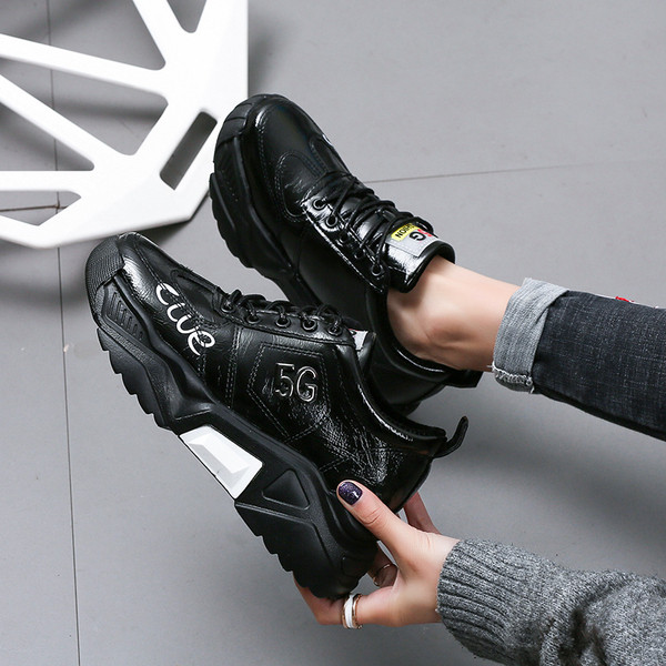 Női tornacipő magas durva talppal, szürke, fekete és piros színben