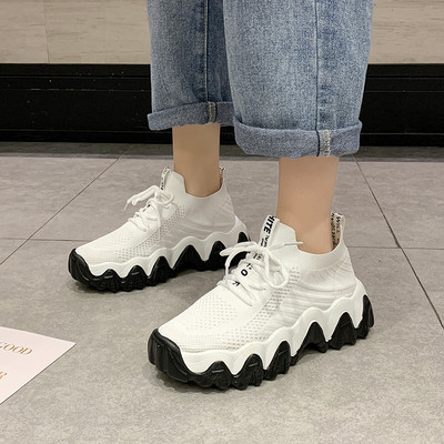 Női tornacipő durva és magas talppal, fekete-fehér színben