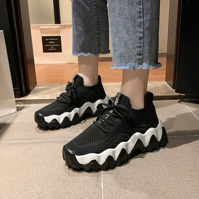 Női tornacipő durva és magas talppal, fekete-fehér színben