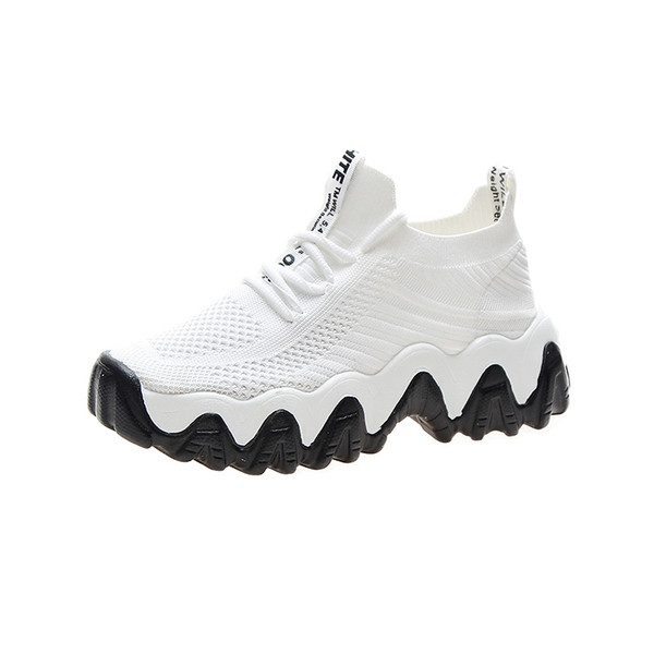 Női tornacipő durva és magas talppal, fekete-fehér színben