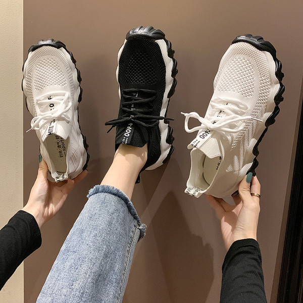 Női tornacipő durva és magas talppal, fekete-fehér színben