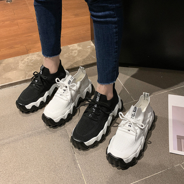 Női tornacipő durva és magas talppal, fekete-fehér színben