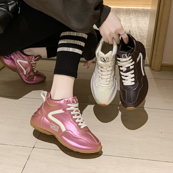 Model nou de adidasi de dama cu efect stralucitor in alb si mov