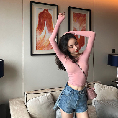 Női hétköznapi rövid blúz hosszú ujjal és ovális nyakkivágással rózsaszín és fekete színben