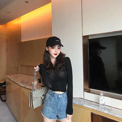 Női hétköznapi rövid blúz hosszú ujjal és ovális nyakkivágással rózsaszín és fekete színben