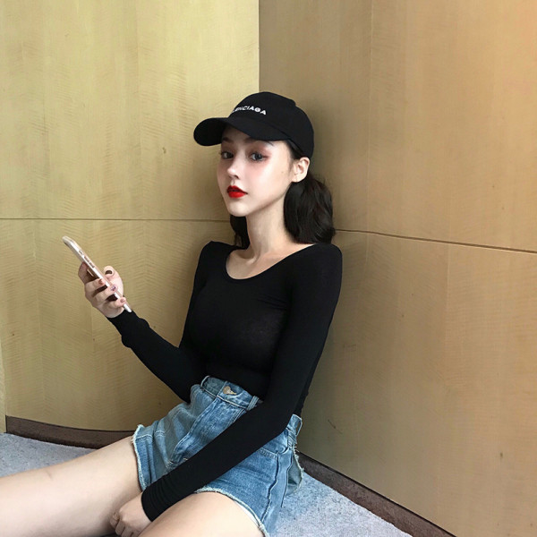 Női hétköznapi rövid blúz hosszú ujjal és ovális nyakkivágással rózsaszín és fekete színben