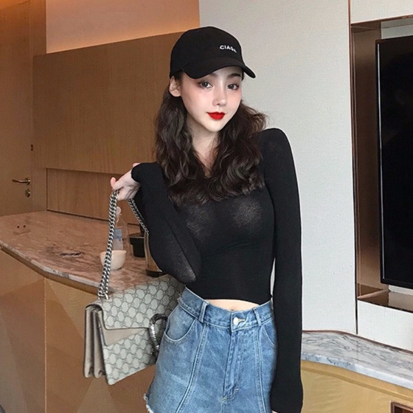 Női hétköznapi rövid blúz hosszú ujjal és ovális nyakkivágással rózsaszín és fekete színben