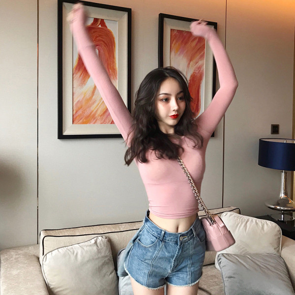 Női hétköznapi rövid blúz hosszú ujjal és ovális nyakkivágással rózsaszín és fekete színben