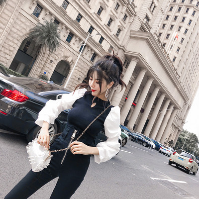 Modern női blúz ovális nyakkivágással és hosszú, széles ujjú piros és fekete színben