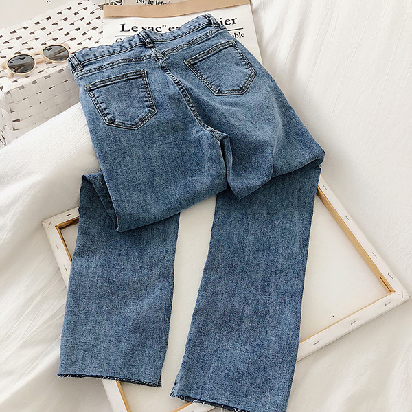 Modern női farmer kék színben, zsebekkel és magas derékkal