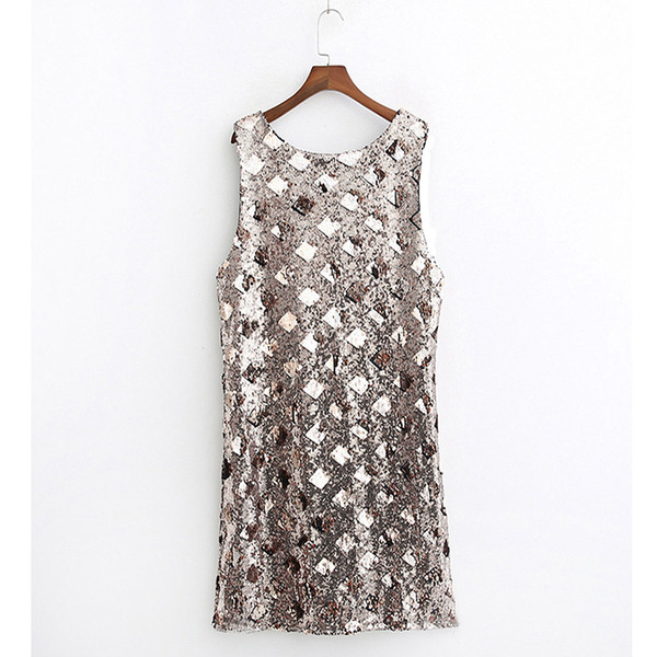 Modern rövid ujjatlan ruha ezüst színben, flitterekkel