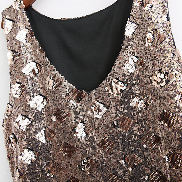 Modern rövid ujjatlan ruha ezüst színben, flitterekkel