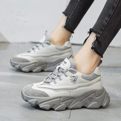 Női őszi tornacipő durva talppal, fehér és szürke színben