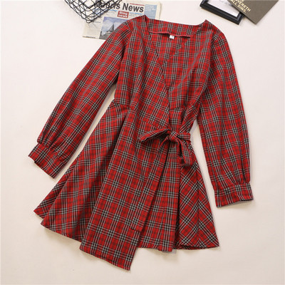 Rochie de damă în carouri în galben, roșu și maro, cu decolteu în V