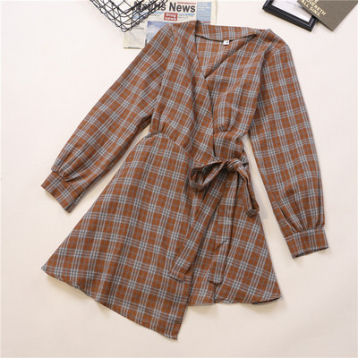 Rochie de damă în carouri în galben, roșu și maro, cu decolteu în V