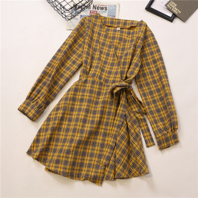 Rochie de damă în carouri în galben, roșu și maro, cu decolteu în V