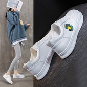 Öko bőrből készült női cipők színes hímzéssel és lapos talppal, fehér színben