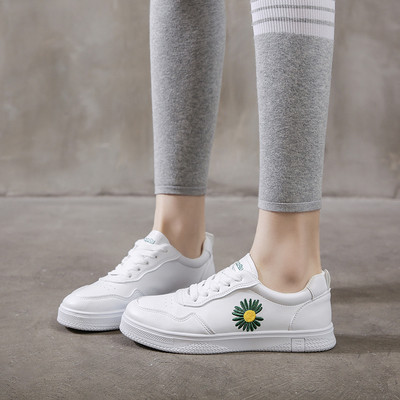 Öko bőrből készült női cipők színes hímzéssel és lapos talppal, fehér színben