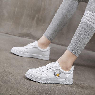 Öko bőrből készült női cipők színes hímzéssel és lapos talppal, fehér színben