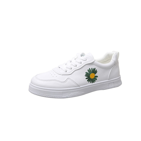 Öko bőrből készült női cipők színes hímzéssel és lapos talppal, fehér színben