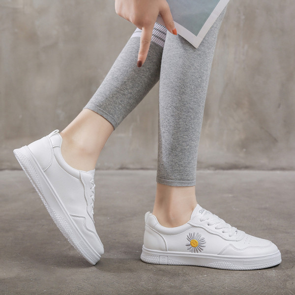 Öko bőrből készült női cipők színes hímzéssel és lapos talppal, fehér színben