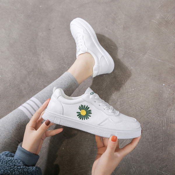 Öko bőrből készült női cipők színes hímzéssel és lapos talppal, fehér színben