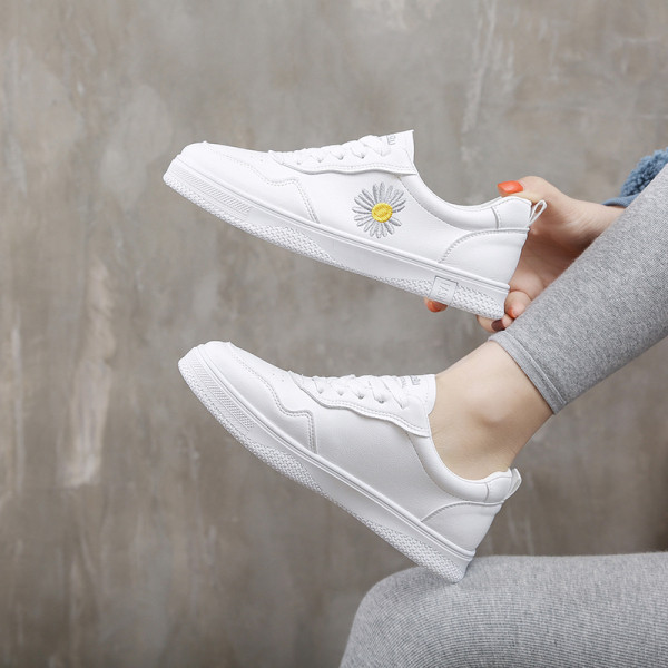 Öko bőrből készült női cipők színes hímzéssel és lapos talppal, fehér színben