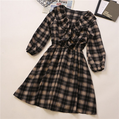 Fekete, narancssárga és piros kockás női ruha fürtökkel és hosszú ujjakkal