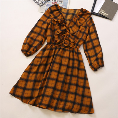 Fekete, narancssárga és piros kockás női ruha fürtökkel és hosszú ujjakkal