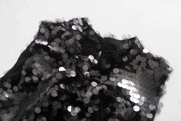 Κοντό  μοντέρνο φόρεμα  χωρίς μανίκια σε μαύρο χρώμα με πούλιες