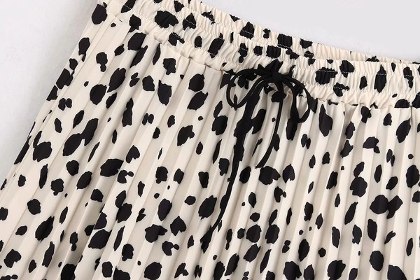 Modern, redős szoknya gumis derékkal és fehér színű, mintás mintás megkötővel