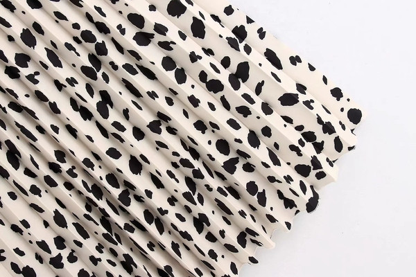 Modern, redős szoknya gumis derékkal és fehér színű, mintás mintás megkötővel