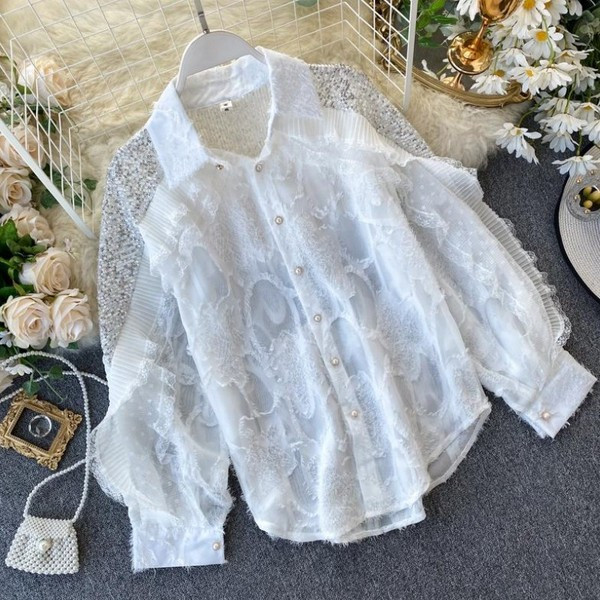 Modern női ing gombokkal és csipkével fehér és fekete színben