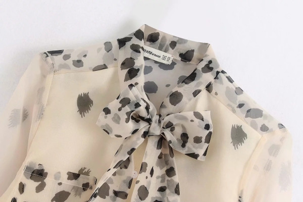 Μοντέρνο πουκάμισο σιφόν με λαιμόκοψη και μπεζ και χρωματιστό  μοτίβο με  τσέπες