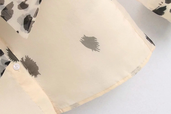 Μοντέρνο πουκάμισο σιφόν με λαιμόκοψη και μπεζ και χρωματιστό  μοτίβο με  τσέπες