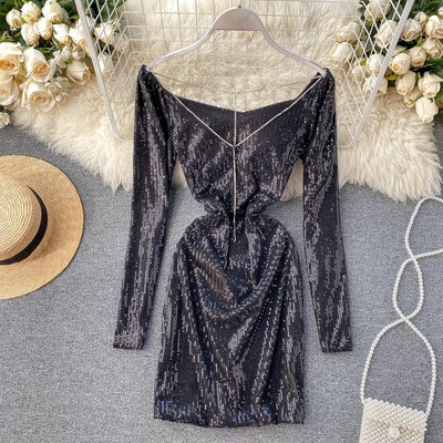 Κομψό γυναικείο φόρεμα με γυμνά ώμους και πούλιες σε μαύρο και ασημί χρώμα