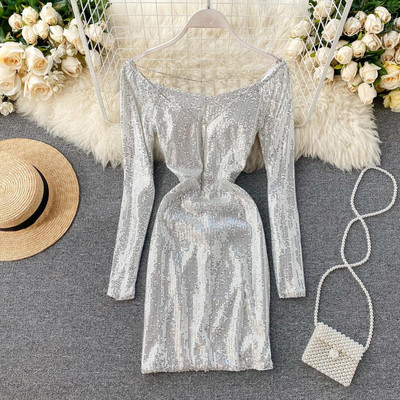 Κομψό γυναικείο φόρεμα με γυμνά ώμους και πούλιες σε μαύρο και ασημί χρώμα