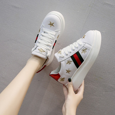 Modern női tornacipő magas emelvénnyel és fehér hímzéssel