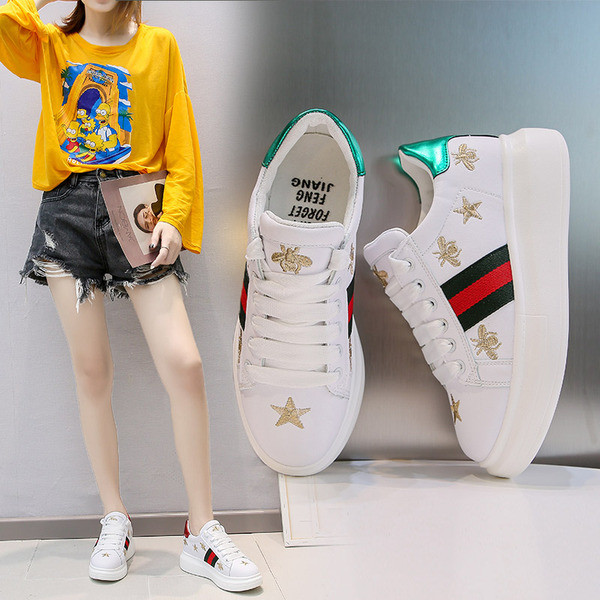 Modern női tornacipő magas emelvénnyel és fehér hímzéssel