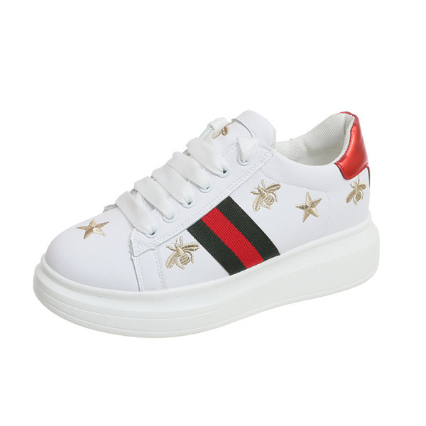 Modern női tornacipő magas emelvénnyel és fehér hímzéssel